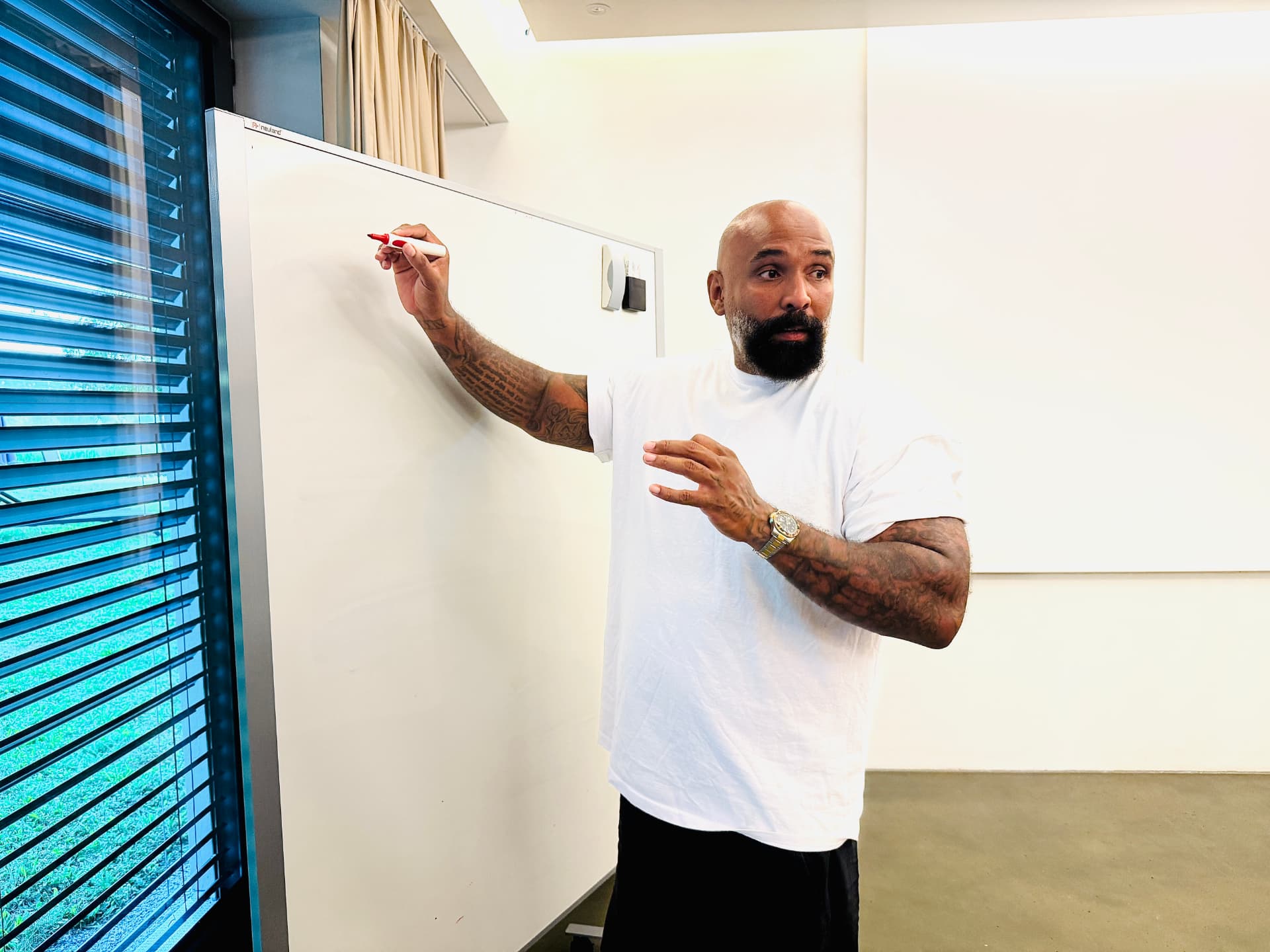 Lorence Eni beim Sales-Training am Whiteboard